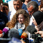 Ahed Tamimi atiende a los periodistas tras salir de la cárcel, donde ha permanecido siete meses y dos semanas.-AFP / ABBAS MOMANI (AFP)