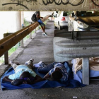 Unos inmigrantes tratan de descansar en el párking ubicado bajo un puente en la localidad italiana de Ventimiglia.-MIGUEL MEDINA (AFP)