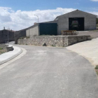 Se amplió la anchura de la calle y se creó una acera sin escalón, además de colocar una escollera de piedra natural.-ECB