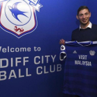 Emiliano Sala en su presentación en el Cardiff City.-EL PERIÓDICO