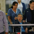 El expresidente peruano Alberto Fujimori saluda a sus simpatizantes junto a su hijo, el congresista Kenji Fujimori, al salir de la Clínica Centenario en Lima.-LUKA GONZALES