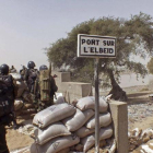 Soldados de Camerún custodian la frontera con Nigeria, cerca del campo de refugiados que ha bombardeado el Ejército nigeriano.-Edwin Kindzeka Moki