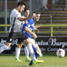 Iker Hernández pugna por un balón en un choque disputado en El Plantío-Santi Otero