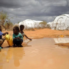 Unos niños en el campo de refugiados de Dadaab.-AFP / TONY KARUMBA