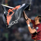 El aparato sobrevuela el estadio con una bandera de la Gran Albania hasta que Stefan Mitrovic logra retirarla.-Foto: AFP