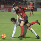 Álex García supera a un defensor durante el partido ante el Nàstic de Tarragona.-ALFONSO G. MARDONES