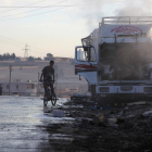 Uno de los camiones del convoy humanitario alcanzado por el ataque aéreo.-AMMAR ABDULLAH / REUTERS