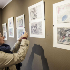 Una visitante fotografía algunos de los bocetos de la muestra.-Santi Otero