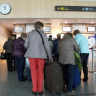 Pasajeros en el aeropuerto de Villanubla (Valladolid)-ICAL