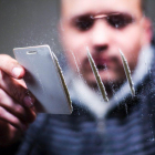 Un hombre se dispone a consumir cocaína.-ECB