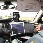 Vista interior de un vehículo de la Guardia Civil equipado con un sistema de control de velocidad.-ISRAEL L. MURILLO