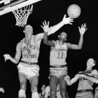 Earl Lloyd (con el dorsal 11) lucha por un rebote con Mel Hutchins, en una imagen de 1955.-Foto: AP