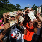 Protestas en San Cristobal por la retirada de los billetes de 100 bolívares.-AFP / GEORGE CASTELLANOS