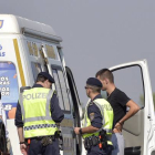 La policía austríaca inspecciona los vehículos de carga en una carretera cercana a la frontera con Hungría.-AP / HANS PUNZ