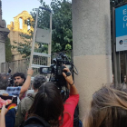 Los mossos se han ido y varias personas entran la escuela Collaso i Gil con la ayuda de una escalera entre aplausos-ROGER PASCUAL