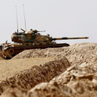 Un tanque turco junto a la frontera con Siria.-SEDAT SUNA / EFE