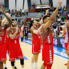 Los jugadores del San Pablo celebran la victoria conseguida el pasado domingo en San Sebastián.-ACB PHOTO / L. GARCÍA