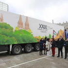 En la imagen, el alcalde, con miembros de la asociación junto al camión de ayuda humanitaria.-RAÚL G. OCHOA
