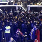 Control policial masivo frente a la estación central de Colonia en la noche de fin de año.-EFE / RONALD WITTEK