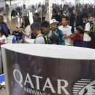 Trabajadores filipinos, a la espera de poder viajar a Qatar.-AP / BULLIT MARQUEZ
