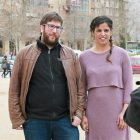 El eurodiputado Miguel Urbán y la coordinadora de Podemos en Andalucía, Teresa Rodríguez, posan antes de presentar en Zaragoza la propuesta 'Podemos en movimiento',-EFE