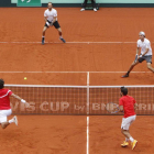 Los dobles de España e Inglaterra disputan un punto, en la plaza de toros de Valencia.-ALBERTO SAIZ (AP)