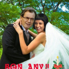 Foto trucada en la que se puede ver a Artur Mas y Anna Gabriel, en plena boda, felicitando el 2016.-TWITTER