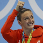 Katinka Hosszu saluda a los aficionados tras conquistar la medalla de oro y batir el récord del mundo.-REUTERS / STEFAN WERMUTH