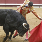 Excelente muletazo de Miguel Ángel Perera frente al buen segundo toro del Puerto al que le cortó las dos orejas.-SANTI OTERO