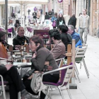 Clientes en terrazas de la calle de Blai.-Foto: RICARD CUGAT