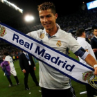 Cristiano Ronaldo, con una bufanda del Madrid.-