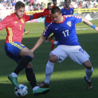 Deulofeu recorta a un jugador de Croacia en el último compromiso de la selección española sub21 en Burgos, en marzo de 2016. RAÚL OCHOA