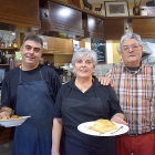 Andrés, Mercedes y Luis Mari en el restaurante El Cazador de Oña.