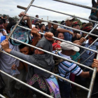 Migrantes intentando entrar en Estados Unidos.-EFE