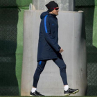 Luis Enrique entra en la ciudad deportiva para dirigir el entrenamiento del Barça antes de recibir al Atlético en la Copa.-JORDI COTRINA