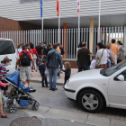 Niños y padres a la entrada del colegio de Fuentecillas, donde la demanda se ha suavizado este año.-R.G.O.