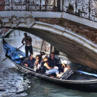 Unos turistas pasean en góndola por Venecia.-JUAN MANUEL PRATS
