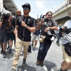Hamilton llega al circuito de Interlagos.-AFP / MIGUEL SCHINCARIOL
