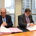 El presidente de Cecale, Santiago Aparicio (D), y el presidente de la Cámara Franco-Española de Comercio e Industria, Domingo San Felipe, suscriben un convenio de colaboración-Ical