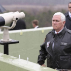 Pence, en un puesto de observación de la Zona Desmilitarizada.-AP / LEE JIN-MAN