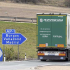 Un camión circula por la autovía en dirección a Burgos. El cartel todavía hace referencia a la extinta autopista AP-1.-ICAL