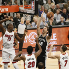 Pau Gasol, rodeado de rivales.-SOOBUM IM (SCOOBUM IM / USA TODAY)