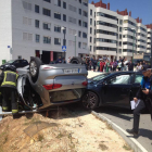 Uno de los vehículos quedó volcado sobre la glorieta.-ISRAEL L. MURULLO