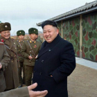 Kim Jong-un visita a una unidad del Ejército de Corea del Norte, el pasado diciembre.-Foto: AFP / KNS