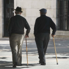 Imagen de dos personas mayores paseando por el centro de la ciudad.-RAÚL G. OCHOA