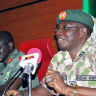 Imagen de archivo del jefe del Ejército de Nigeria, Tukur Buratai (a la izquierda).-Foto: AFP