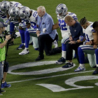 Los jugadores de fútbol americano protestan contra Trump y contra la violencia racial.-ATLAS