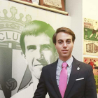 Franco Caselli posa junto a la foto de Juan Gómez Juanito.-RAÚL G. OCHOA