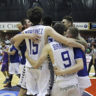 Los jugadores del San Pablo Inmobiliaria celebran el ascenso deportivo logrado en Villamuriel de Cerrato el pasado 9 de junio.-SANTI OTERO