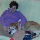 La enfermera Teresa R. R., contagiada de ébola, en compañía de su perro 'Excalibur'.-